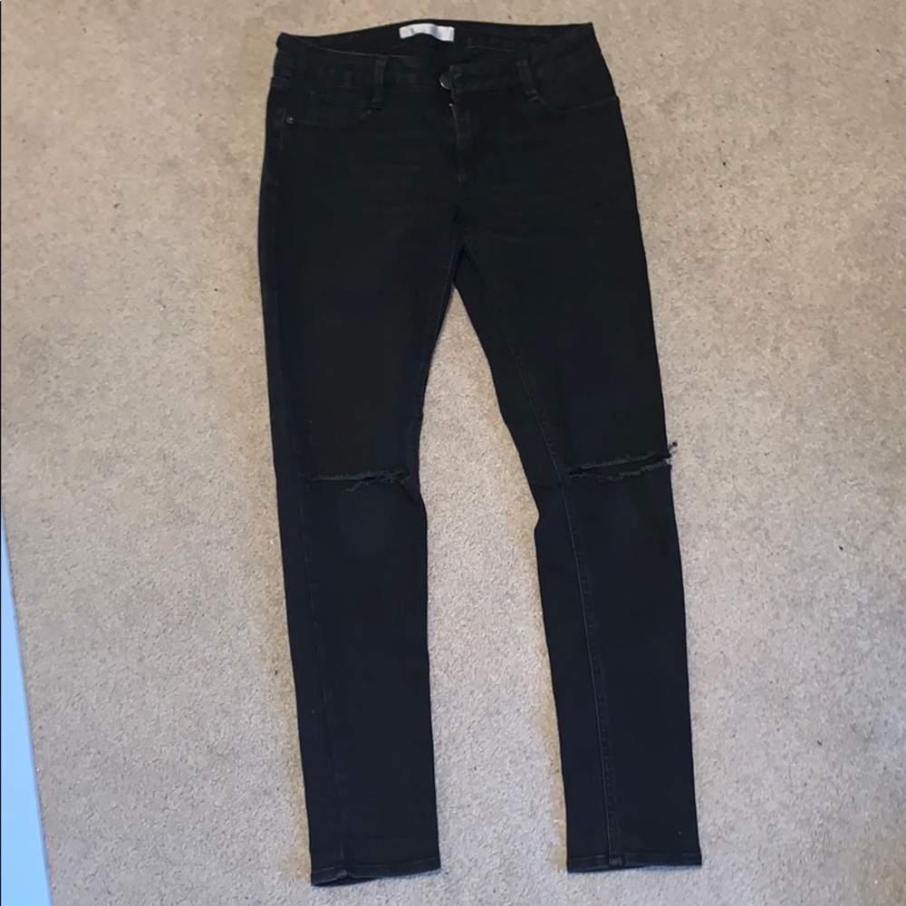 Black skinny jeans with knee rip!